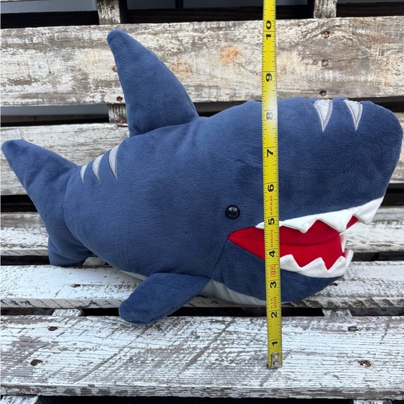 Maxwell the shark by Gund - Picture 4 of 12